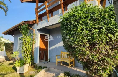 Casa financiável com 3 dormitórios à venda a 300m do mar, em loteamento planejado, no campeche, flo