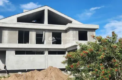 Casa geminada com 4 dormitórios sendo 2 suítes, mais um sótão, com área gourmet à venda, açores, fl