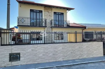 Linda casa à venda localizada a 70 metros da praia do pântano do sul, com 5 dormitórios sendo uma s