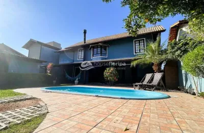 Incrível casa à venda com piscina, 3 dormitórios, lareira e móveis planjeados e apenas a 500 mts da