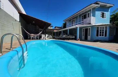 Terreno com 2 casas com 5 quartos, piscina com churrasqueira e lavabo a venda, campeche, florianópo