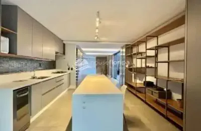 Casa à venda a poucos metros da praia com 3 belas suítes e vista para a natureza, morro das pedras,
