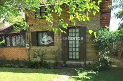 Casa à venda com 2 dormitórios, no rio tavares, florianópolis, sc