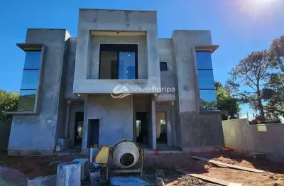 Incrível casa à venda com 3 dormitórios, sendo 1 suíte, com clarabóia e rua tranquila e larga no ri