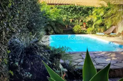 Casa financiável à venda, totalmente mobiliada com 2 dormitórios e piscina, no campeche, florianópo