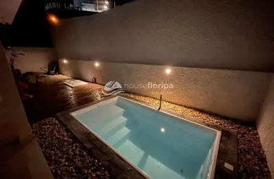 Casa térrea e individual à venda, na quadra do mar, com piscina e 3 dormitórios, no ribeirão da ilh