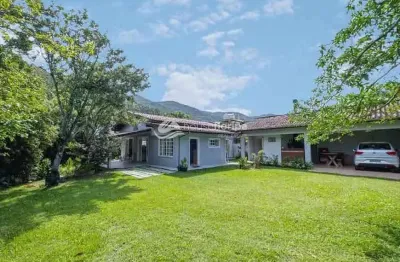Casa à venda, com 980m2 de terreno, 3 dormitórios com vista para o mar dos açores, no pântano do su