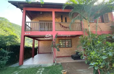 Casa com vista para o mar com 4 dormitórios, área gourmet, amplo terreno à apenas 40 metros da prai