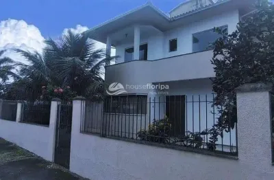 Ampla casa com 3 quartos, edícula com espaço de terreno em rua tranquila  à venda no campeche.
