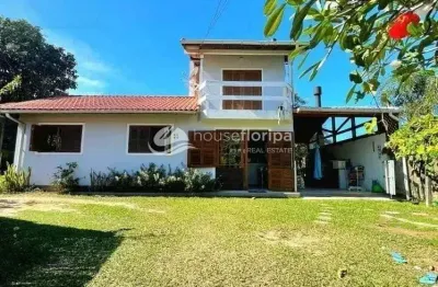 Casa à venda no campeche de 146m² com 4 quartos sendo 1 suíte e 3 banheiros em um terreno de 372m²,