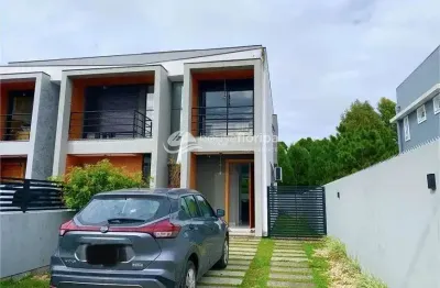 Casa charmosa com 3 quartos, ampla área externa, vista para a natureza e localização privilegiada e