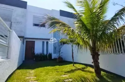 Casa com 3 quartos, suíte, quintal e 2 vagas de garagem, a apenas 200 metros da praia no campeche –