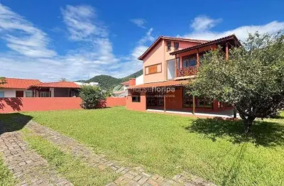 Ampla casa à venda com 3 dormitórios e 435mts2 de terreno próximo a praia , armação do pântano do s