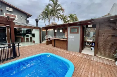 Casa à vendacom piscina e 3 dormitórios, a 100m da praia do pico da cruz, no rio tavares, florianóp