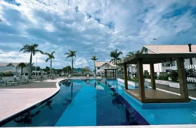 Casa com 2 suítes a 6 minutos a pé da praia em condomínio clube  à venda, morro das pedras, florian