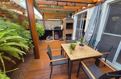 Incrível casa com todos os planejados em condomínio clube a 6 minutos a pé da praia à venda, morro