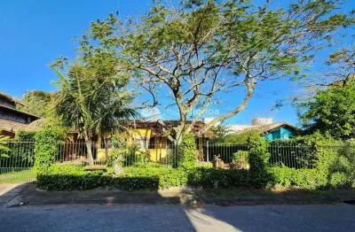 Casa térrea com 4 dormitórios, piscina, área gourmet, duas casas independentes e amplo terreno no c