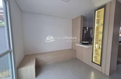 Incrível casa à venda com 2 suítes com planejados dentro de condomínio clube a 6 minutos da praia a