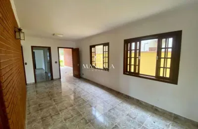 Casa em condomínio fechado, centro 3 quartos sendo uma suíte