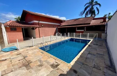 Casa a duas quadras da praia, centro 3 quartos sendo uma suíte