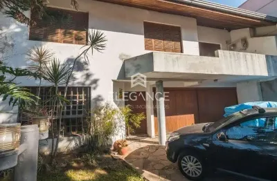 Elegance imóveis vende casa, 300m, 4 dormitórios sendo uma suíte, living com lareira, deck, piscina e 4 vagas de garagem/box. comprar r$ 1.390.000,00