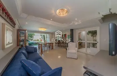 Elegance imóveis vende casa desocupada 4 dormitórios suíte lareira quintal piscina. 3 vagas box/garagem três figueiras porto alegre. r$ 1.800.000,00