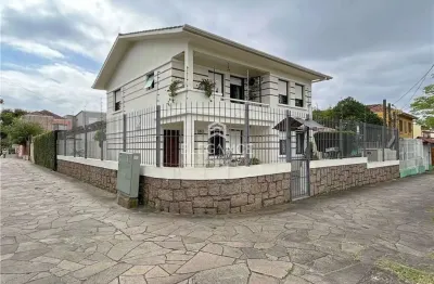 Elegance imóveis vende casa / sobrado residencial ou comercial ampla com 4 dormitórios 2 vagas box garagem e ótimo pátio. partenon porto alegre.