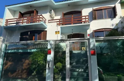 Casa para comprar em centro de terreno 360 m2 privativos, 3 suítes, garagem para 3 veículos, pátio com piscina, chácara das pedras porto alegre