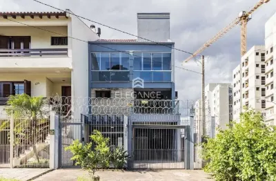 Ótima casa à venda em porto alegre-rs, no bairro jardim itu: 4 quartos, 2 suítes, 4 banheiros, 2 vagas, 275,74m2. elegance imóveis.