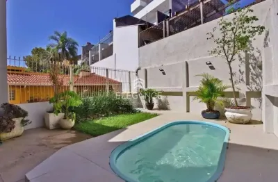 Elegance imóveis vende casa/sobrado em ótima localização, 285 m2 , 3 dormitórios, 1 suítes, closet, piscina e 3 vagas de garagem.