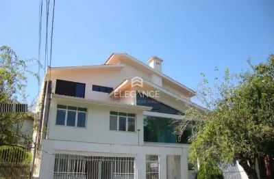 Imponente residência de alto padrão no Partenon: 4 quartos, 4 suítes, 12 banheiros, 3 vagas, 630m². Confira!