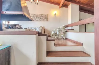 Imperdível: Casa à venda em Porto Alegre-RS, bairro Chácara das Pedras, 3 quartos, 1 suíte, 4 banheiros, 2 vagas, 360m².