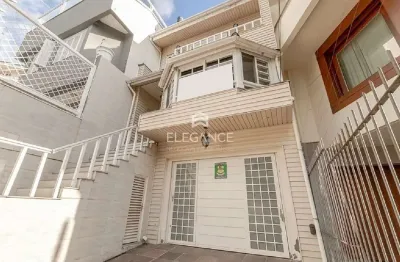 Imperdível! Casa à venda em Porto Alegre-RS, Chácara das Pedras: 3 quartos, 3 suítes, 5 banheiros, 4 vagas de garagem, 349m2. Elegance Imóveis.