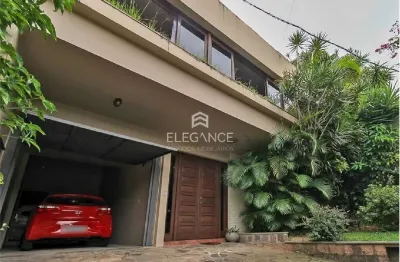 Impecável residência à venda em Porto Alegre-RS, Boa Vista: 3 quartos, 1 suíte, 3 banheiros, 2 vagas, 252,49m².