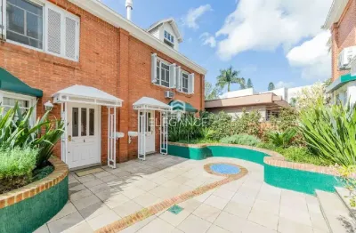 Casa em Condomínio de Luxo em Três Figueiras, Porto Alegre-RS: 3 quartos, 1 suíte, 6 banheiros, 3 vagas, 222,64 m2. Elegance Imóveis.