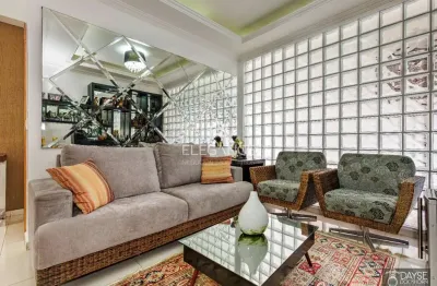 Impecável Casa à Venda com 380 m2 em Porto Alegre-RS no Jardim Lindóia: 3 dormitórios, 3 Suítes, 3 Salas, 5 Banheiros e 5 Vagas. Elegance Imóveis.