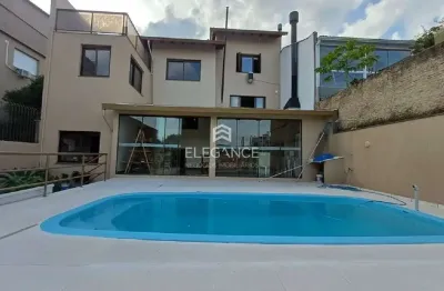 Impecável residência  no Jardim do Salso, Porto Alegre-RS: 3 quartos, 1 suíte, 4 banheiros, 3 vagas de garagem! Elegance Imóveis.