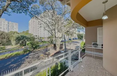 Imperdível oportunidade de adquirir casa de 3 quartos, 1 suíte, 3 banheiros, 2 vagas de garagem e 215m² em Porto Alegre-RS, Sarandi! Elegance Imóveis.