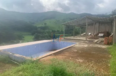 Ref 16.762 -lindo sitio localizado em piranguçu, com 629.200 m² (13 alqueires equivalentes), 3 dorms, piscina, churrasqueira, canil e garagem.