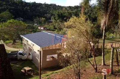Excelente chácara em biritiba-mirim/sp, 13.000 m² a.u., 22.500 m² a.t., 2 quartos, sala, cozinha, churrasqueira, piscina, 50 vagas (ref 17.372)