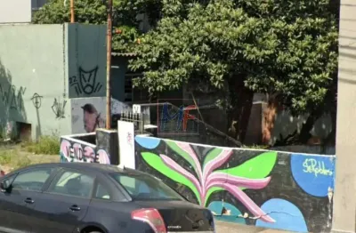 Excelente terreno na lapa, com 521 m² , 151 m2 a.c., duas entradas distintas (acesso por duas ruas com 22 m ). zm. prox. rua catão (ref 18.627)