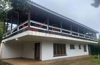 Excelente imóvel na vila natal campos do jordão, 280 m² a.c., 6 quartos (1 suíte), sala,  salão festas e casa de caseiro, 4 vagas (ref 18.753)