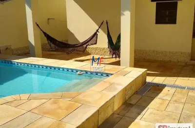 Excelente casa térrea em itanhaém/sp, com 240m² a.u., 3 dormitórios (1 suíte), 3 salas, cozinha, churrasqueira, edícula, piscina, 6 vagas (ref 19.944)