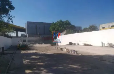Excelente Galpão Comercial localizado no Ipiranga, com 400 m²  a.c., 800 m² terreno, 1 sala, 2 banheiros, 2 sobrados nos fundos, 10 vagas. ZPI  REF: 20.148