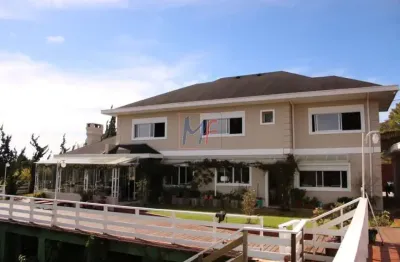 Excelente casa em cond. fechado em campos de jordão, com 2.500m² a.t., 450m² a.c., 6 quartos (6 suítes), dep. empregada, lazer (ref 17.374)