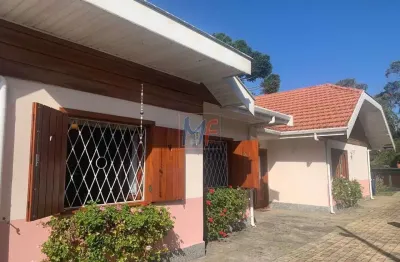 Excelente casa em cond. fechado em campos do jordão, 250m² a.c., 2250m² a.t., 5 quartos (5 suítes), sala, cozinha, 3 vagas (ref 17.371)