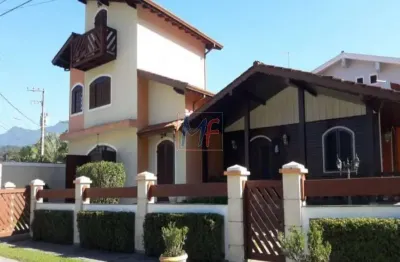 Ref 17.023 - linda casa de madeira e alvenaria caraguatatuba (cond. fechado), com 250m² a.u., 4 quartos (3 suítes), prox. praia da mococa.