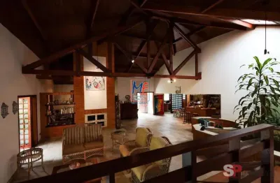 Excelente casa  cotia com terreno de 2.530 m2 e  900m² a.u., 5  suítes , sala, cozinha, sala jogos, churrasqueira, forno de pizza, canil, 2 piscinas, jardim, 6 vagas (ref 20.233)