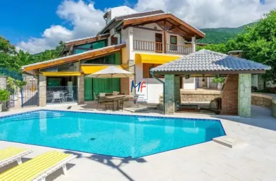 Excelente casa em ilhabela, com 700 m² a.c., 1.107 m² a.t., 6 suítes, piscina, quadra, sauna, 4 vagas. prox. praia da feiticeira (ref 20.636)