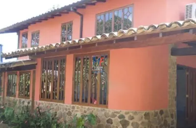 Excelente casa em cond. fechado no centro de ilhabela, 256 m² a.c., 450 m² a.t., 4 dormitórios (3 suítes), 2 vagas (ref 20.674)